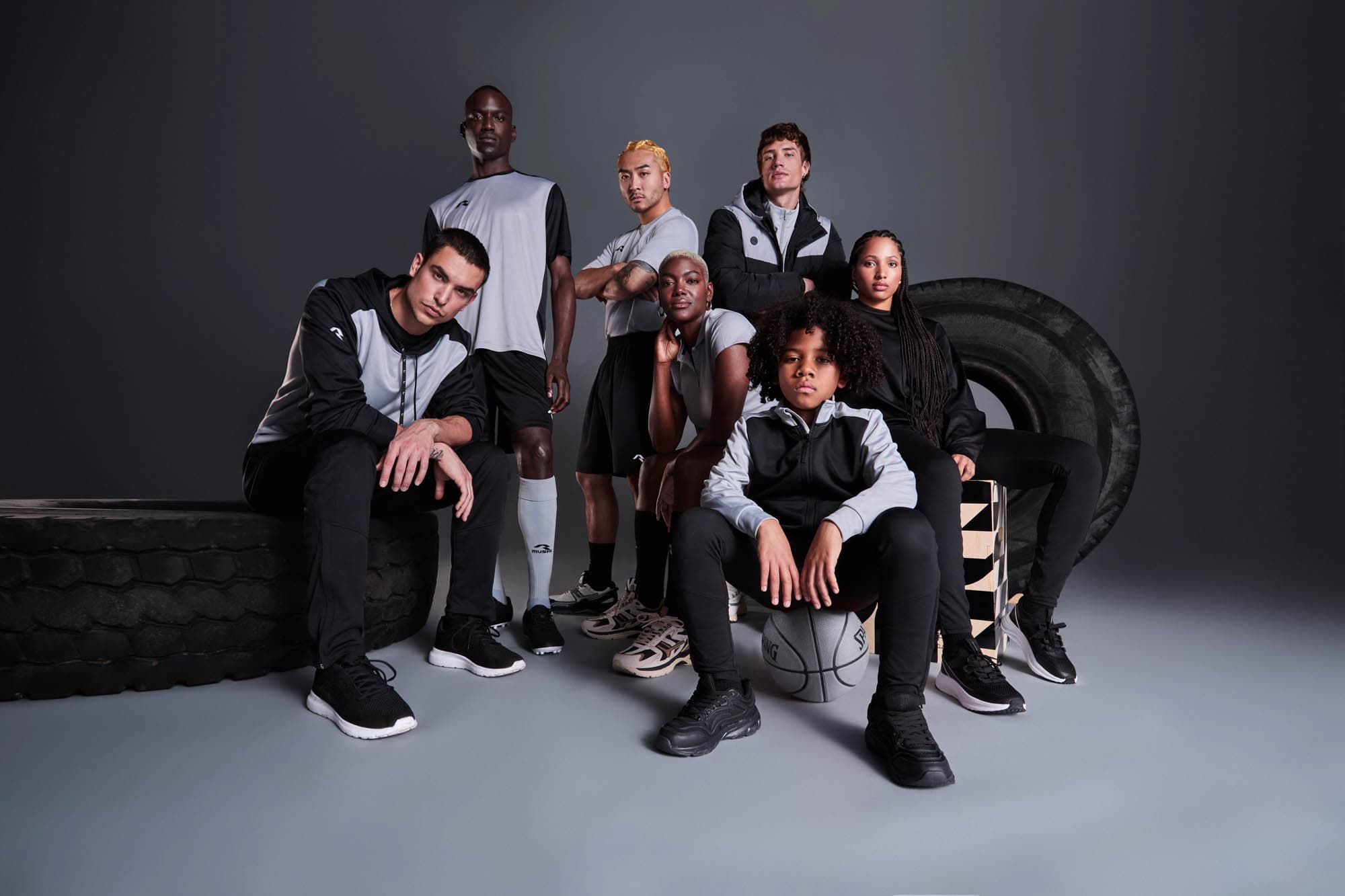 El deporte se reinventa con actitud urbana. Nuestra colección Saba une el rendimiento con el estilo streetwear en una propuesta audaz y contemporánea